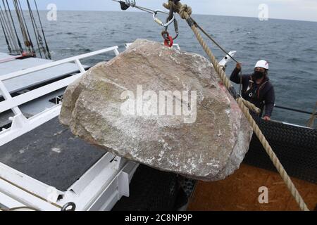 Sassnitz, Deutschland. Juli 2020. Greenpeace-Aktivisten versenken große Granitblöcke vom Greenpeace-Schiff "Beluga II" vor der Ostseeinsel Rügen ins Meer. Mit der Aktion im Adlergrund Meeresschutzgebiet wollen die Umweltschützer verhindern, dass der Boden von Fischern mit Schleppnetzen "durchgepflügt" wird. Quelle: Stefan Sauer/dpa/Alamy Live News Stockfoto