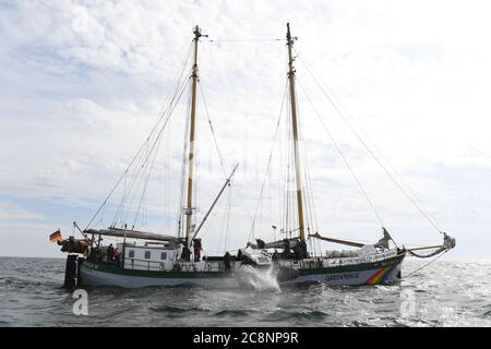 Sassnitz, Deutschland. Juli 2020. Greenpeace-Aktivisten versenken große Granitblöcke vom Greenpeace-Schiff "Beluga II" vor der Ostseeinsel Rügen ins Meer. Mit der Aktion im Adlergrund Meeresschutzgebiet wollen die Umweltschützer verhindern, dass der Boden von Fischern mit Schleppnetzen "durchgepflügt" wird. Quelle: Stefan Sauer/dpa/Alamy Live News Stockfoto