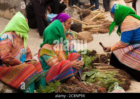 BAC Ha Market Vietnam 12/22/2013 Blumen Hmong Frauen verkaufen Gemüse Stockfoto