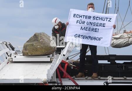 Sassnitz, Deutschland. Juli 2020. Greenpeace-Aktivisten versenken große Granitblöcke vom Greenpeace-Schiff "Beluga II" vor der Ostseeinsel Rügen ins Meer. Mit der Aktion im Adlergrund Meeresschutzgebiet wollen die Umweltschützer verhindern, dass der Boden von Fischern mit Schleppnetzen "durchgepflügt" wird. Quelle: Stefan Sauer/dpa/Alamy Live News Stockfoto