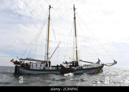 Sassnitz, Deutschland. Juli 2020. Greenpeace-Aktivisten versenken große Granitblöcke vom Greenpeace-Schiff "Beluga II" vor der Ostseeinsel Rügen ins Meer. Mit der Aktion im Adlergrund Meeresschutzgebiet wollen die Umweltschützer verhindern, dass der Boden von Fischern mit Schleppnetzen "durchgepflügt" wird. Quelle: Stefan Sauer/dpa/Alamy Live News Stockfoto