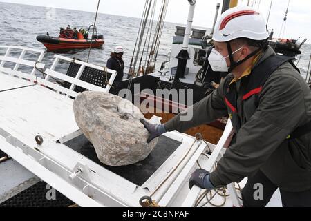 Sassnitz, Deutschland. Juli 2020. Greenpeace-Aktivisten versenken große Granitblöcke vom Greenpeace-Schiff "Beluga II" vor der Ostseeinsel Rügen ins Meer. Mit der Aktion im Adlergrund Meeresschutzgebiet wollen die Umweltschützer verhindern, dass der Boden von Fischern mit Schleppnetzen "durchgepflügt" wird. Quelle: Stefan Sauer/dpa/Alamy Live News Stockfoto