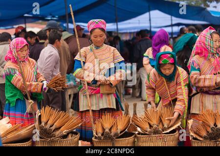 BAC Ha Market Vietnam 12/22/2013 Gruppe von Blumen Hmong Frauen, die Weihrauch verkaufen Stockfoto