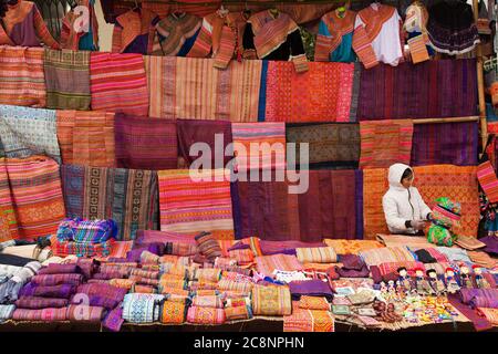 BAC Ha Market Vietnam 22/12/2013 Stall Verkauf von Stoff und Kleidung in Hmong-Stil Stockfoto