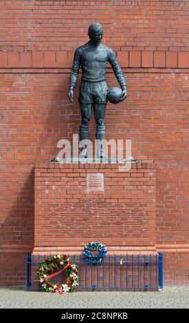 Die Ibrox-Gedenkstatue zur Erinnerung an die Ibrox-Katastrophe von 1971 vor dem Ibrox-Stadion, Glasgow, Schottland, Großbritannien Stockfoto