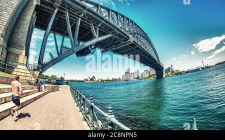 SYDNEY - OKTOBER 2015: Sydney Harbour Bridge. Sydney zieht jährlich 20 Millionen Touristen an. Stockfoto