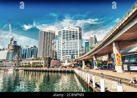 SYDNEY - OKTOBER 2015: Sydney Darling Harbour Skyline an einem schönen Tag. Sydney zieht jährlich 20 Millionen Touristen an. Stockfoto