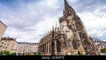 CAEN, FRANKREICH - 12. JUNI 2014: Eglise de Saint Pierre an einem bewölkten Tag. Caen zieht jährlich mehr als 3 Millionen Menschen an. Stockfoto