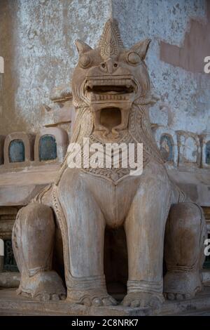 Ananda Phaya, Bagan, Myanmar. Chinthe oder Leogryph Figur. Steintempel Wächter traditionell am Eingang zu buddhistischen Pagoden in Myanmar gefunden Stockfoto