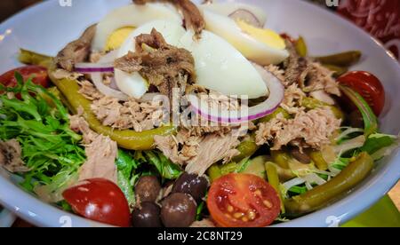 Frischer Salat mit Thunfisch netter Stil Stockfoto