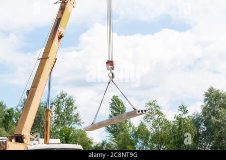 Bauarbeiter Montage Betonbodenplatte Platte auf der Baustelle. Zweite Etage Haus Beton Bodenplatte Installation Stockfoto