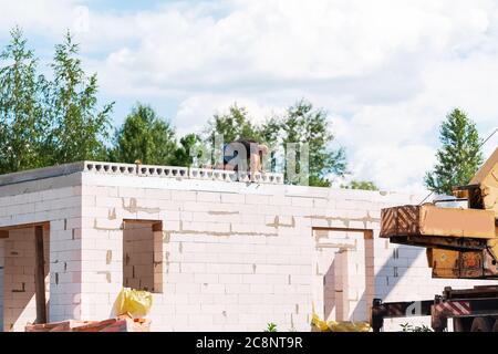 Bauarbeiter Montage Betonbodenplatte Platte auf der Baustelle. Zweite Etage Haus Beton Bodenplatte Installation Stockfoto