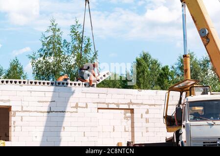 Bauarbeiter Montage Betonbodenplatte Platte auf der Baustelle. Zweite Etage Haus Beton Bodenplatte Installation Stockfoto