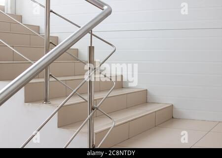 Braune Treppe mit Metallgeländer schließen innen Stockfoto