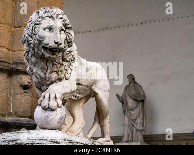 Lion an der Loggia dei Lanzi Piazza della Signoria, Florenz, Italien Stockfoto