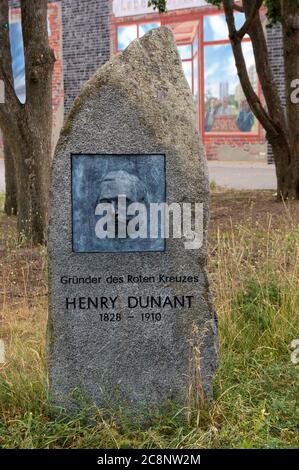 Gedenkstein am Henri-Dunant-Platz im Falkenhagener Feld in Berlin-Spandau Stockfoto