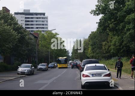 Pionierstraße in Höhe BVG-Betriebsbushaltestelle Friedhof 'in den Kisseln', Blickrichtung Westen, Hümmlingweg, Osningweg im Falkenhagener Feld in Berl Stockfoto