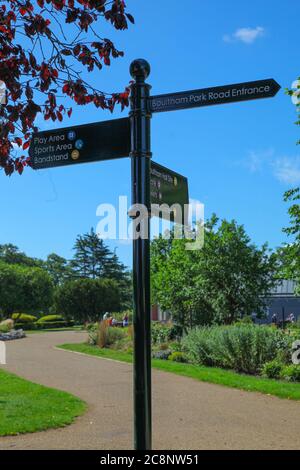 Boultham Park, Lincoln, Lincolnshire, Bereich, Parkbank, Freiflächen, Grün, Bäume, schattig, Abdeckung, Wald, verzierte Richtung Zeichen, Fingerpost. Stockfoto