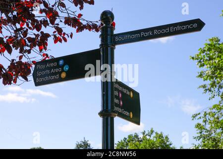 Boultham Park, Lincoln, Lincolnshire, Bereich, Parkbank, Freiflächen, Grün, Bäume, schattig, Abdeckung, Wald, verzierte Richtung Zeichen, Fingerpost. Stockfoto