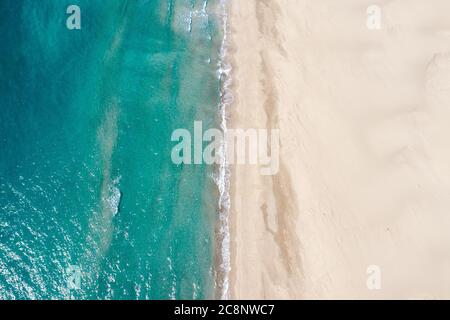 Luftaufnahme von türkisfarbenen Meereswellen und Sandstrand in Kas Patara, Antalya, Türkei,. Hochwertige Fotos