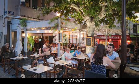 Restaurants im historischen Viertel Sainte Maxime- ST MAXIME, FRANKREICH - 13. JULI 2020 Stockfoto