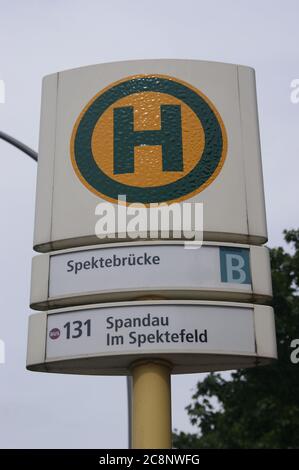 BVG-Halbstelle Spektebrücke Falkenhagener Feld / Spektefeld in Berlin-Spandau Stockfoto