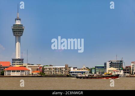 SAMUT PRAKAN, THAILAND, APR 02 2019, der Aussichtsturm an der Samut Prakan Küste mit Bootsverkehr auf dem Chao Phraya Fluss. Stockfoto