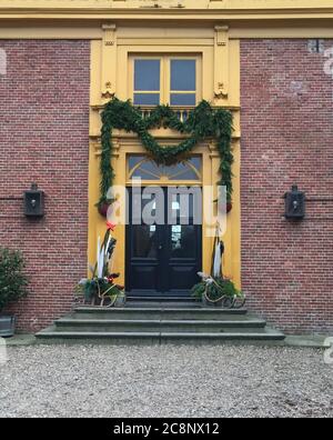 Slochteren. Dezember-29-2019. Der Eingang zum Anwesen Fraeylemaborg aus dem 13. Jahrhundert in weihnachtlicher Atmosphäre in Slochteren. Niederlande Stockfoto