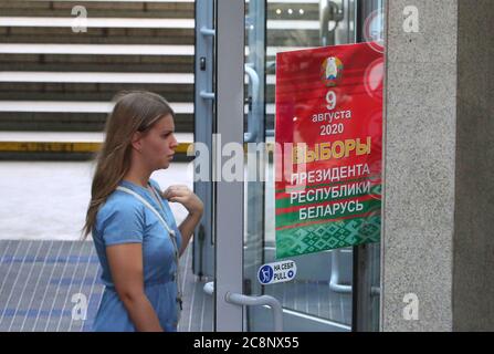 Minsk, Juli 26. August 2020. Eine Frau kommt an einem Plakat über die Präsidentschaftswahl in Minsk, Weißrussland, 26. Juli 2020 vorbei. Die Präsidentschaftswahl in Belarus wird am 9. August 2020 stattfinden. Die vorgezogene Abstimmung in den Wahlen wird vom 4. Bis 8. August stattfinden. Quelle: Henadz Zhinkov/Xinhua/Alamy Live News Stockfoto