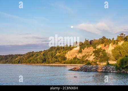 Fels- und Sandklippen, Strand, grüne Bäume und Vegetation des Scarborough Bluffs Parks mit Blick auf den Lake Ontario in Toronto, an einem sonnigen Sommertag. Stockfoto