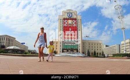 Minsk, Juli 26. August 2020. Eine Mutter und ihr Kind gehen vor einem Plakat über die Präsidentschaftswahl in Minsk, Weißrussland, 26. Juli 2020. Die Präsidentschaftswahl in Belarus wird am 9. August 2020 stattfinden. Die vorgezogene Abstimmung in den Wahlen wird vom 4. Bis 8. August stattfinden. Quelle: Henadz Zhinkov/Xinhua/Alamy Live News Stockfoto
