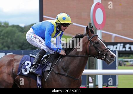 Freedom Flyer mit Jockey PJ McDonald nach Hause kommen, um die Sky Sports Racing Sky 415 Maiden Stakes auf Wolverhampton Racecourse zu gewinnen. Stockfoto