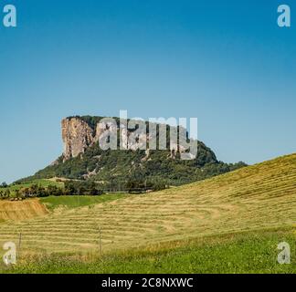 Der Pietra di Bismantova (Stein von Bismantova) vom Boden aus gesehen. Castelnovo ne' Monti, Provinz Reggio Emilia, Emilia Romagna, Italien. Stockfoto