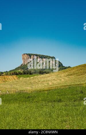 Der Pietra di Bismantova (Stein von Bismantova) vom Boden aus gesehen. Castelnovo ne' Monti, Provinz Reggio Emilia, Emilia Romagna, Italien. Stockfoto