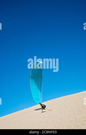 Paragliding auf der Dune du Pyla, Frankreich Stockfoto