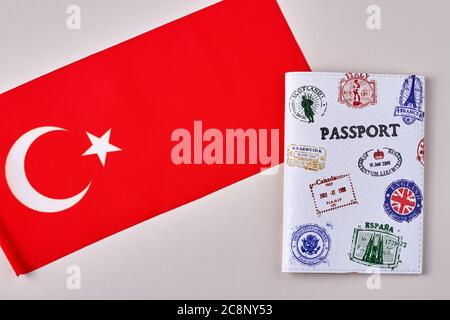 Türkische Flagge und Reisepass. Stockfoto