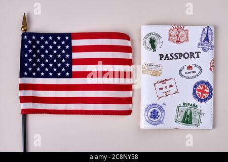 Flagge der Vereinigten Staaten und Reisepaß mit Briefmarken. Stockfoto