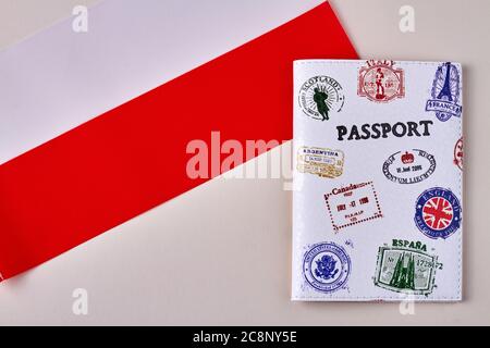 Flagge Polens und Reisepass mit Briefmarken. Stockfoto
