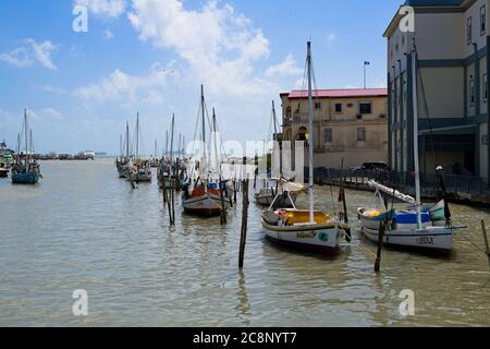 Bunte Segelboote dockten von der Swing Bridge aus in der Bucht von Belize City, Belize an Stockfoto