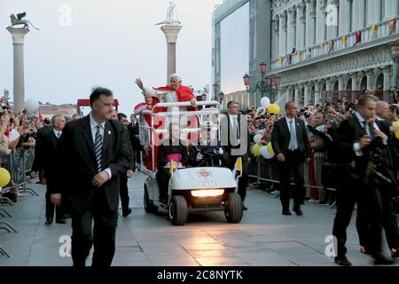 VENEDIG, ITALIEN - 07. MAI: Papst Benedikt XVI. Begrüßt die am Markusplatz versammelten Menschenmassen, während er am 7. Mai 2011 mit einem Elektroauto den Platz überquert Stockfoto