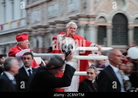 VENEDIG, ITALIEN - 07. MAI: Papst Benedikt XVI. Begrüßt die am Markusplatz versammelten Menschenmassen, während er am 7. Mai 2011 mit einem Elektroauto den Platz überquert Stockfoto