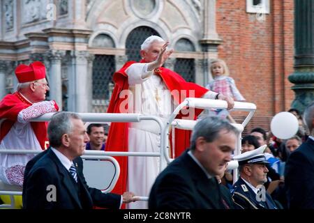 VENEDIG, ITALIEN - 07. MAI: Papst Benedikt XVI. Begrüßt die am Markusplatz versammelten Menschenmassen, während er am 7. Mai 2011 mit einem Elektroauto den Platz überquert Stockfoto