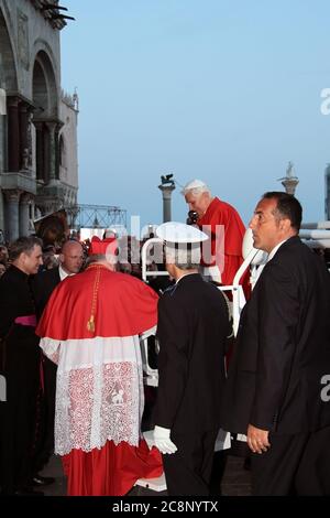 VENEDIG, ITALIEN - 07. MAI: Papst Benedikt XVI. Begrüßt die am Markusplatz versammelten Menschenmassen, während er am 7. Mai 2011 mit einem Elektroauto den Platz überquert Stockfoto