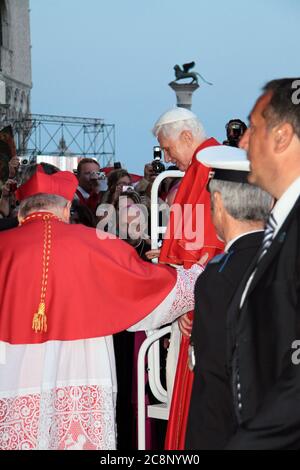 VENEDIG, ITALIEN - 07. MAI: Papst Benedikt XVI. Begrüßt die am Markusplatz versammelten Menschenmassen, während er am 7. Mai 2011 mit einem Elektroauto den Platz überquert Stockfoto