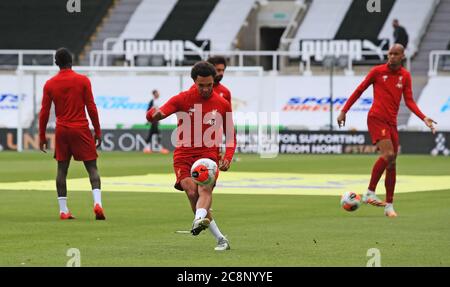 Liverpools Trent Alexander-Arnold wärmt sich vor dem Premier League-Spiel im St James' Park, Newcastle. Stockfoto