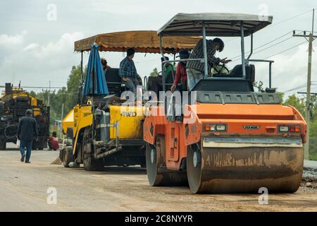 NAKHON NAYOK, THAILAND, JULI 04 2020, EINE Baumaschine, die am Bau einer neuen Straße arbeitet. Stockfoto