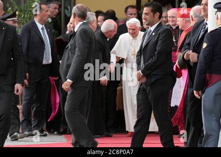VENEDIG, ITALIEN - MAI 09: Papst Benedikt XVI. Kommt am Flughafen Venedig Marco Polo an, um am 9. Mai 2011 in Venedig, Italien, in den Vatikan zurückzukehren. Stockfoto