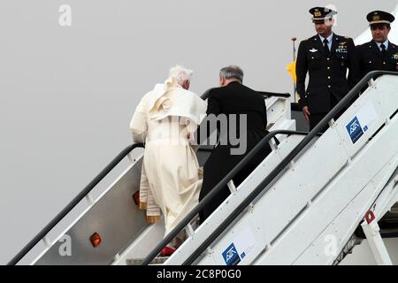 VENEDIG, ITALIEN - MAI 09: Papst Benedikt XVI. Kommt am Flughafen Venedig Marco Polo an, um am 9. Mai 2011 in Venedig, Italien, in den Vatikan zurückzukehren. Stockfoto