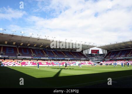 Spieler von Burnley und Brighton und Hove Albion wärmen sich vor dem Premier League-Spiel in Turf Moor, Burnley, auf. Stockfoto