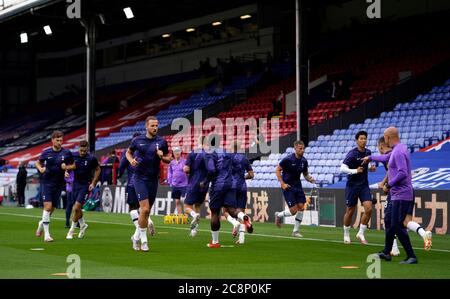 Tottenham Hotspur's Harry Kane (Mitte links), der sich vor dem Anstoß während des Premier League-Spiels im Selhurst Park, London, aufwärmen konnte. Stockfoto